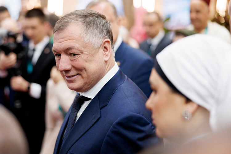 Судя по кадрам, Марат Хуснуллин в середине мая пообщался с каналом в Казани. Беседа была записана на полях международного экономического саммита «Россия — исламский мир: KazanForum 2025» в МВЦ «Казань Экспо»