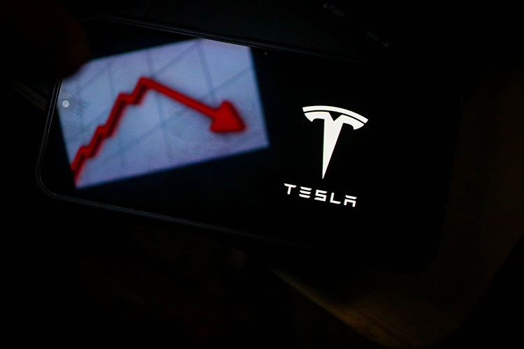 Politico обращает внимание на падение акций Tesla более чем на 14% во время «обмена колкостями» и напоминает, что Трамп регулярно использовал полномочия исполнительной власти против институтов, которые, по его мнению, ведут себя неправильно
