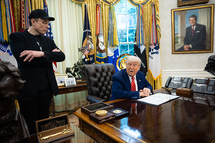 «Еще недавно, казалось бы, Трамп и Маск изображали любовь и дружбу на церемонии прощания. А теперь Маск призывает «убить билль», в смысле законопроект о бюджетных расходах, который одобрила палата представителей конгресса», — пишет «Седьмая печать»