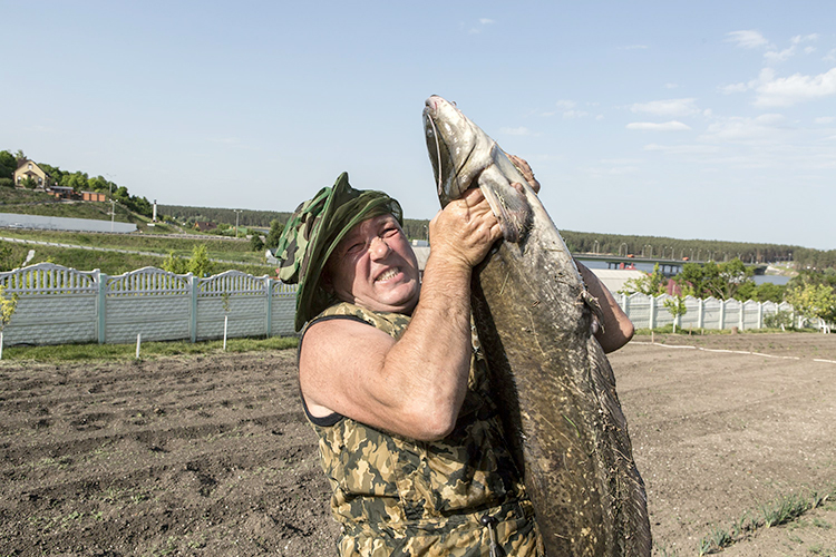 «В аквариумах разместим рекордные трофеи рыболовства. Для понимания: если рыбак поймает невероятных размеров щуку или сома, то он может обратиться в службу „Волганариума“. Специалисты бережно перевезут экземпляр к нам, а рыбак получит приз и войдет в специальную книгу рекордов»