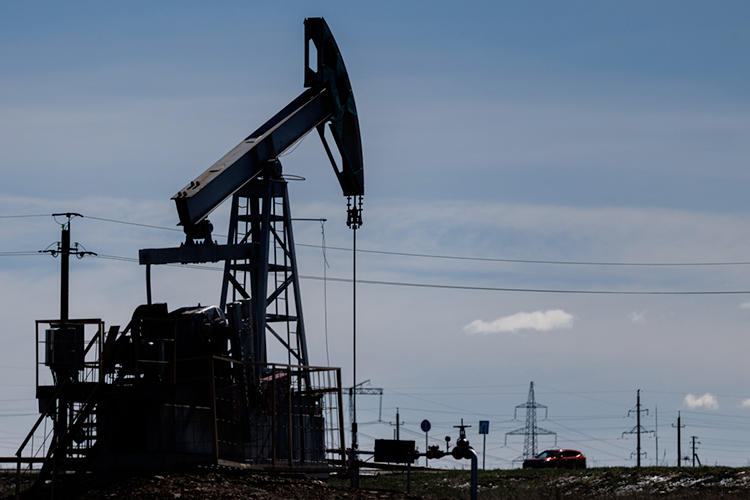 При столь крепком рубле и дешевой нефти бюджетная формула «ценового отсечения» перестает работать, и на поверхность выходят риски серьезного дефицита бюджета