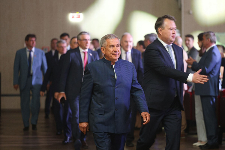 Ежегодная премия «Ак чэчэклэр» в 2025-м прошла без министра, выставки и стала полем боя для титанов отрасли за награды