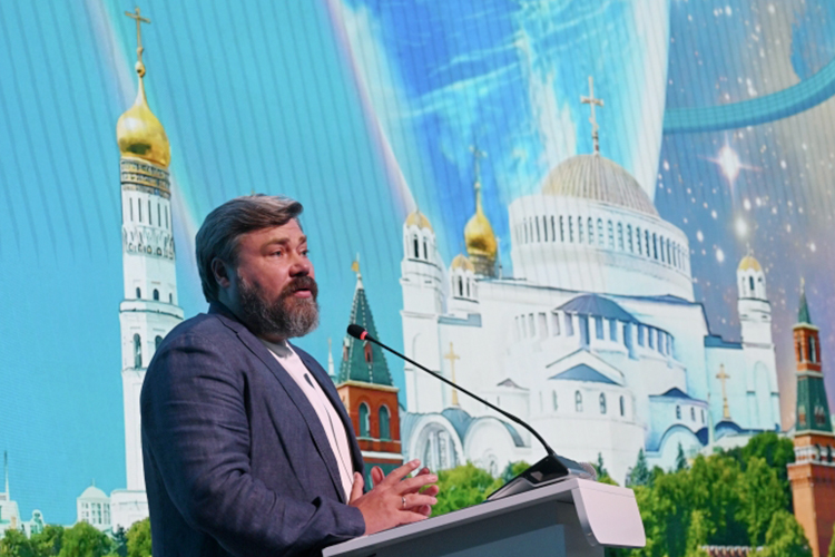Как отметил Малофеев, пока что в России на 10 тыс. работников приходится только 21 робот, тогда как в той же Южной Корее это 1,1 тыс. роботов, в Китае — 470. Именно роботизация, по мнению главы «Царьграда», может решить проблему миграции