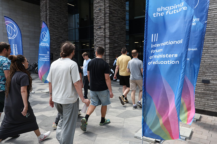 Мероприятие проходит в Казани уже третий год подряд в IT-парке им. Рамеева. В этот раз в нем принимают участие делегации из 35 стран