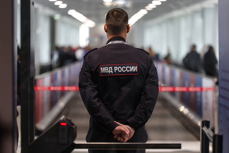 По словам Чубарова, индексация окладов денежного содержания сотрудников МВД России в 2023 году не позволила преодолеть уровень средней зарплаты в субъектах РФ