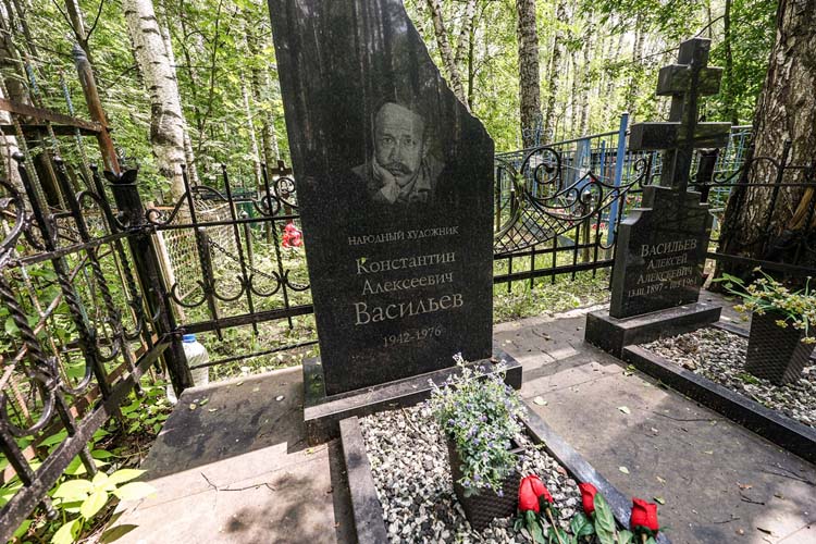Васильев трагически погиб 29 октября 1976-го — был сбит вместе с другом на железнодорожном переезде поездом. Ему было всего 34 года
