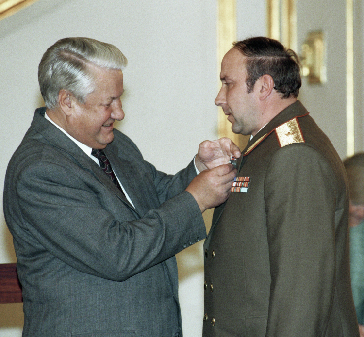 В 1997 году Александр Коржаков издал свою книгу «От рассвета до заката». И вот как-то он увидел меня и решил мне эту книгу подарить. Я говорю: «В ж… себе засунь. Ты столько жрал у него с руки, а теперь такую *** написал»
