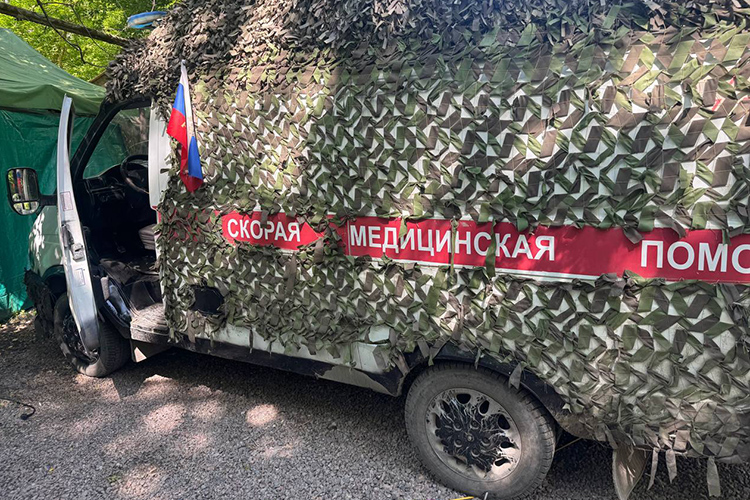 Медики возят раненых по больницам, помогают проходить им военно-врачебные комиссии, определяют категорию годности