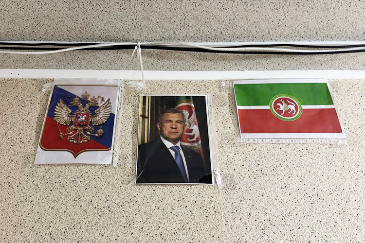 На входе в медпункт — флаг Татарстана. Рядом портрет раиса республики Рустама Минниханова