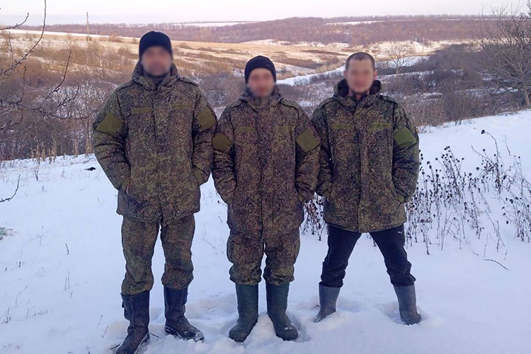 Архангел (справа) получил офицерское звание и на сегодняшний день служит командиром медицинской службы управления и продолжает работу на нескольких направлениях ДНР