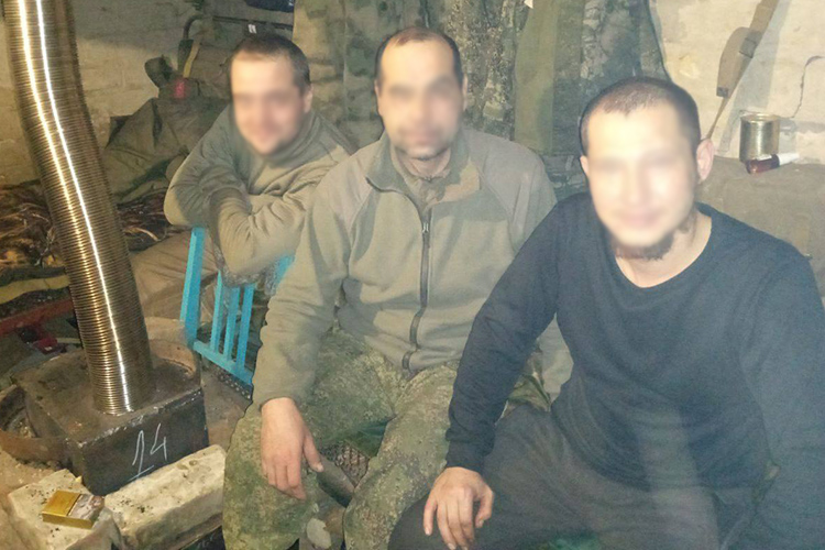 В 2022 году Архангела (справа на фото) мобилизовали, и он попал в полк № 1234 на сватовское направление. Стал стрелком-санитаром, хоть в свое время и получил высшее медицинское образование в КГМУ