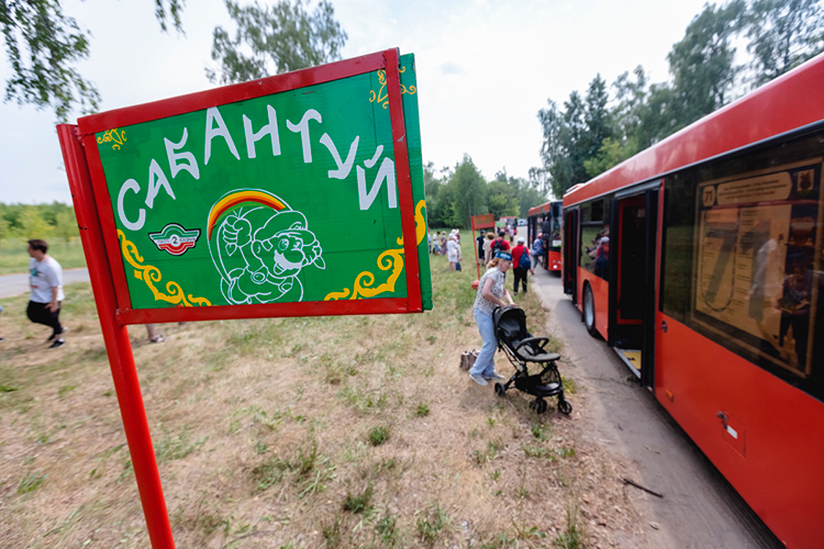 Для гостей праздника запустят автобусы, которые будут бесплатно возить пассажиров до площадок. Они будут работать с 8:00