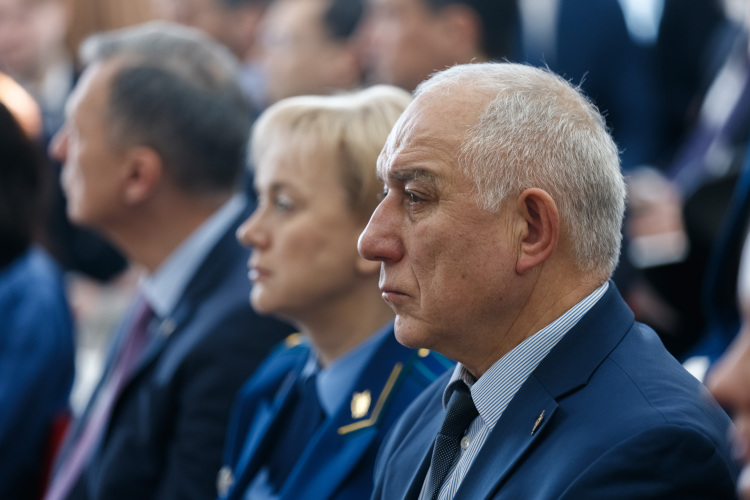 Похороны Минабутдинова прошли на выходных, в ряду тех, кто посчитал нужным проститься, были бывшие коллеги — начальник антикоррупционного управления администрации раиса РТ Марс Бадрутдинов, который руководил УБЭП