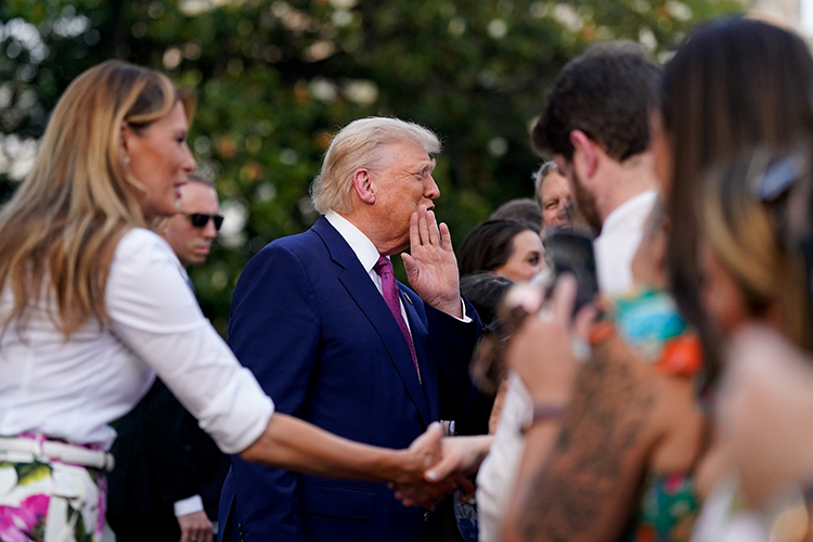 Трамп за эти полгода разбогател, как никто в мире. Его семья на сотни миллионов, чуть ли не на миллиарды долларов стала богаче