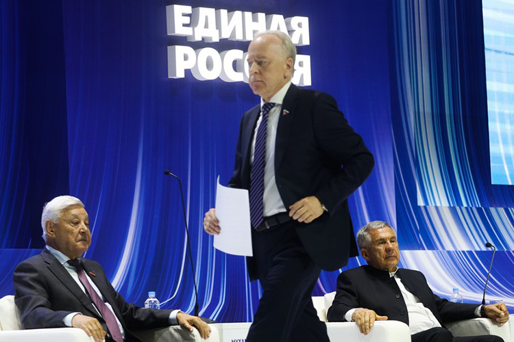 Президиум политсовета партии утвердил двоих претендентов: действующего раиса РТ, члена бюро высшего совета партии Минниханова и члена Совета Федерации Терентьева, некогда отвечавшего за внутреннюю политику в аппарате тогда еще президента РТ