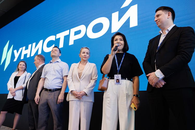 За вдохновением сотрудники «Унистрой» ездили в Дубай и оценили масштабные решения инвестиционно-строительных компаний вроде Emaar и DAMAC. Изучали и опыт российских девелоперов с Урала, где тоже все больше тяготеют к нестандартным форматам встречи клиентов