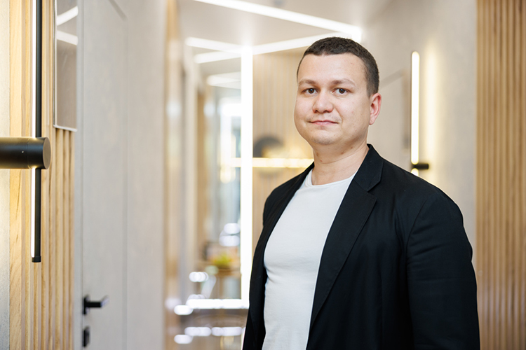 Марат Калимуллин: «Это сейчас лофты в тренде, а тогда для Казани это было дикостью. Все фотозоны тогда ютились в маленьких комнатушках офисных центров. А я сразу замахнулся на московские и европейские стандарты — большие пространства, стильные интерьеры»
