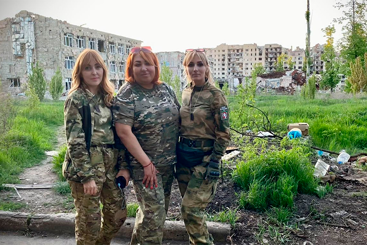 Волонтеры движения «Своих не бросаем 16»: Анна Артемьева, Гузель Гафиятуллина, Екатерина Шульга