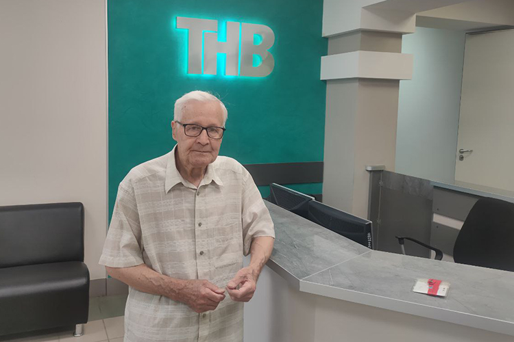 Одна из легенд татарского телевидения, 85-летний Рустам Набиуллин, в настоящее время трудится на ТНВ в качестве советника гендиректора