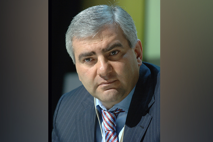 59-летний Самвел Карапетян родился в небольшом городе Калинино Армянской ССР, имеет ученую степень доктора экономических наук. Им опубликовано более 30 научных работ. Кроме того, он — председатель Фонда изучения армянской архитектуры
