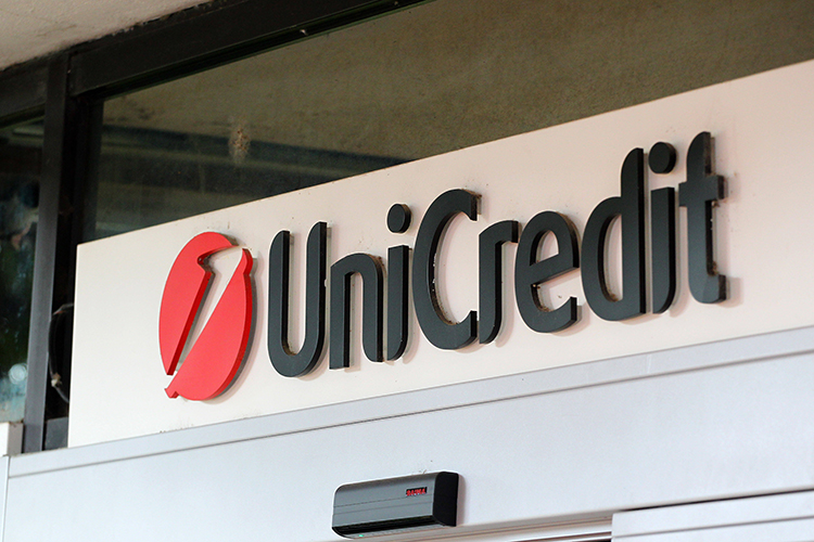 Еще в 2022 году итальянский банк UniCredit S.p.A. обратился в арбитраж Татарстана с просьбой пустить «Южный» с молотка из-за долга владельца торгового центра — ЗАО «Казстройинвест»—  в $34 миллиона