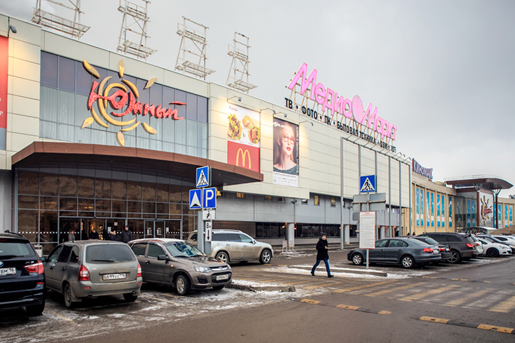 В 2011-м площадь комплекса увеличилась почти в 4 раза с 21 тыс. до 77,8 тыс. «квадратов». В то время в «Южный» зашел первый в Казани гипермаркет «Ашан», первый H&M и первый магазин бытовой техники и электроники Media Markt (последние два свернули работу в России)