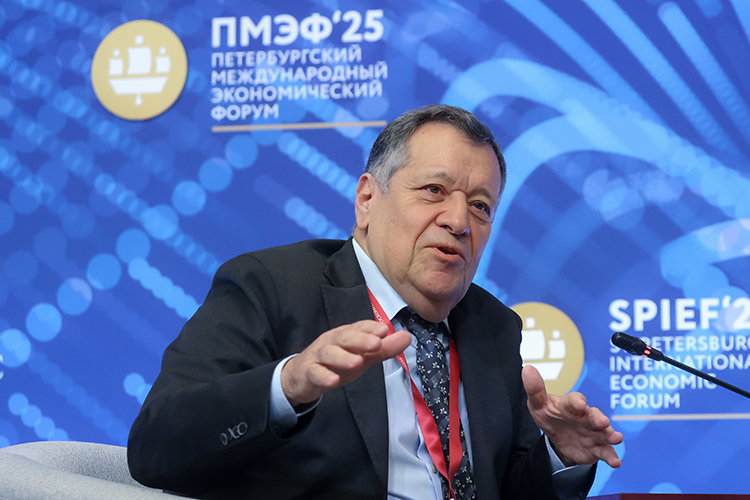 «Коллеги, вы представляете, насколько была бы лучше погода, если бы гидрометцентр тоже передали в минфин?» — пошутил Макаров