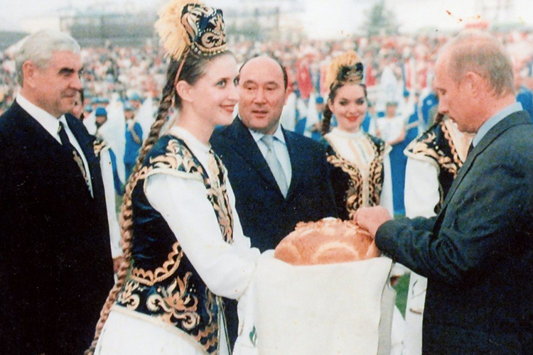 Фатих Сибагатуллин (слева), Марат Ахметов (в центре) и Владимир Путин на праздновании Дня Республики Татарстан