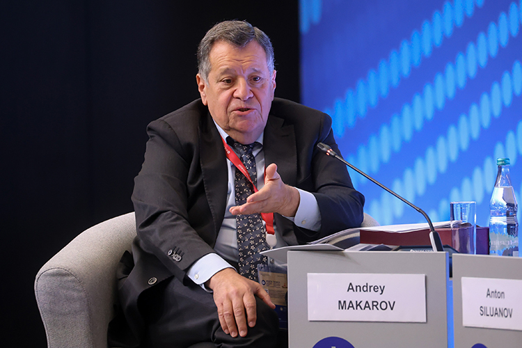 Макаров обозначил первый тезис дискуссии. Доля федеральной помощи в бюджетах регионов снижается — с 14,8 до 12,9% за прошлый год