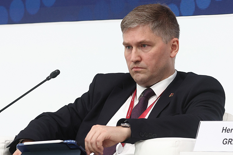 В последней сфере нейросети помогли оптимизировать затраты предприятия на 15-20%, что стало дополнительным источником для развития, поделился успехами министр связи и информатизации Беларуси Кирилл Залесский