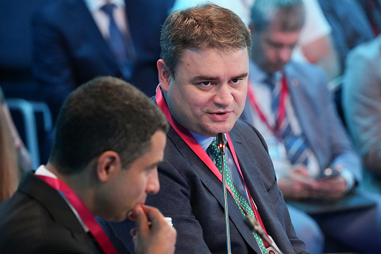 Только нацпроектом поддержка властей химпрома не заканчивается, вступил в беседу первый заместитель министра промышленности РФ Василий Осьмаков