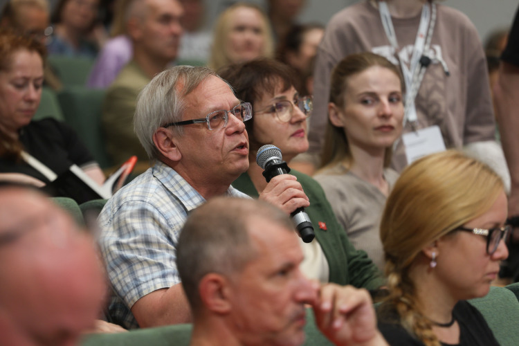 Читатели на творческой встрече с писателем-фантастом Сергеем Лукьяненко активно задавали свои вопросы
