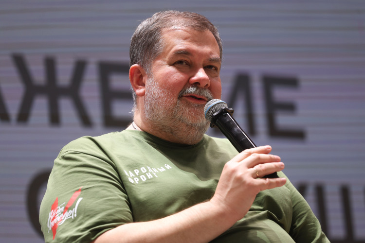 Сергей Лукьяненко: «Еще во время учебы начал писать фантастику и примерно в 25 лет окончательно понял, что никого обманывать не надо, а потому медицину бросил и занялся написанием книг»