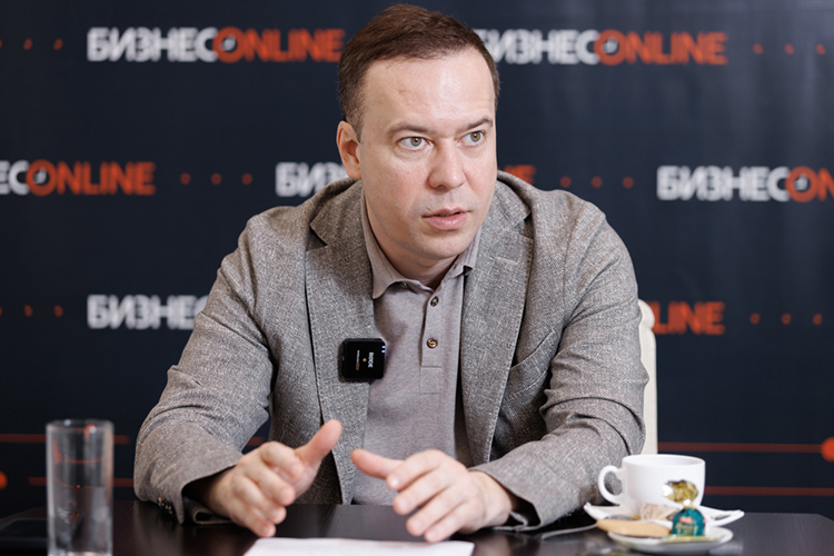 Директор МУП «Водоканал» Рустам Абдулхаков: «В настоящее время «Водоканал“ обслуживает около 2,2 тысячи километров сетей холодного водоснабжения и почти 1,5 тысячи километров сетей водоотведения»