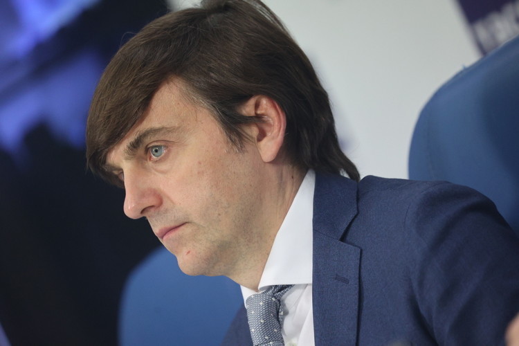 На днях Сергей Кравцов поздравлял лагерь «Артек» с вековым юбилеем и, оставляя автограф на память, допустил ошибку в слове «праздник»