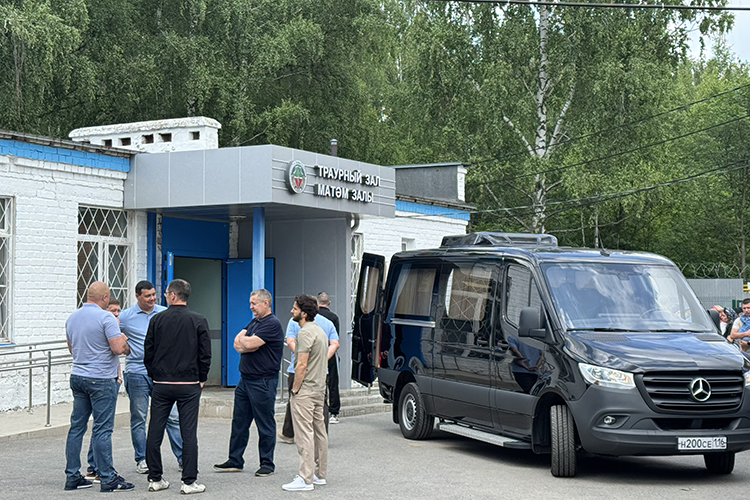 В траурном зале Республиканского бюро судебно-медицинской экспертизы прошло прощание с бывшим директором Института международных отношений КФУ Рамилем Хайрутдиновым