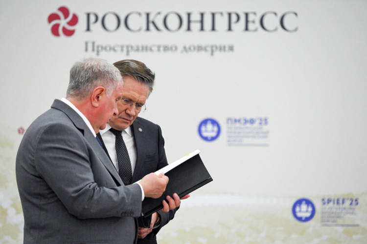 Глава «Роснефти» Игорь Сечин и генеральный директор госкорпорации «Росатом» Алексей Лихачев