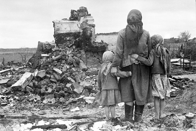 «Всего было эвакуировано свыше 2,5 миллиона советских граждан, для чего потребовалось 30 тысяч поездов и 1,5 миллиона вагонов»
