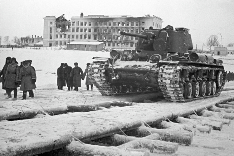 «Где-то 5 процентов танков в июне 1941 года у нас вообще не завелись. Чуть ли не половина наших тогдашних потерь оказались не боевые — завязли в болотах или не было топлива, кто-то его вовремя не подвез»