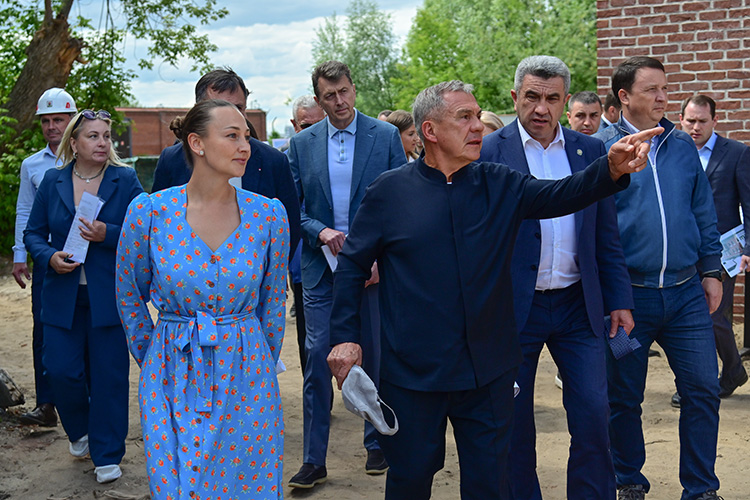 Аделя Зайнутдинова — дочь владельца ПСО «Казань» Равиля Зиганшина — лично представила проект реконструкции усадьбы Минниханову. Она планирует превратить историческую усадьбу в гостевой дом и кафе