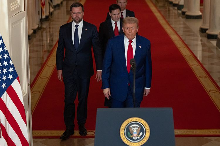 Президент США Дональд Трамп неожиданно объявил: «Поздравляю, мир. Настало время для мира!»