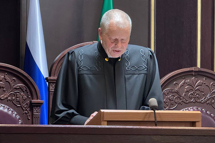 Судья зачитал постановление о прекращении уголовного преследования в отношении Юсупова, Андреева и Сардаева