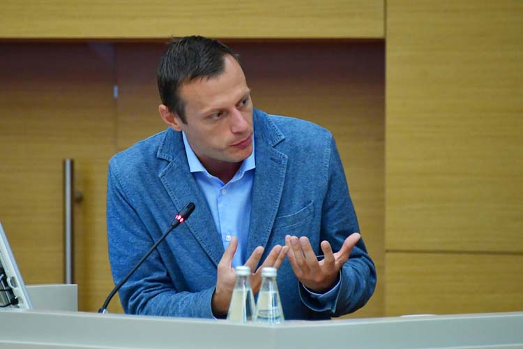 Александр Гасников: «Уже подготовлена карта перспективных мероприятий. Это создание цифровых пособий, организация грантовой поддержки начинающих педагогов и их наставников. Это кружки, где школьники будут углубленно знакомиться с инженерными специальностями»