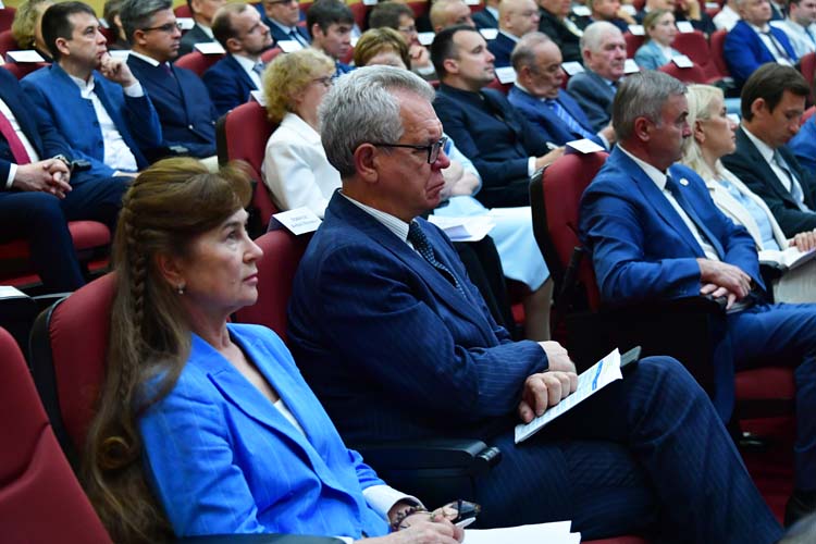 Роза Ахмадиева отметила, что в совещании участвовали и специалисты из Москвы, которые входят в совет, и они хвалили развитие республики и отмечали, «насколько она вырвалась вперед»