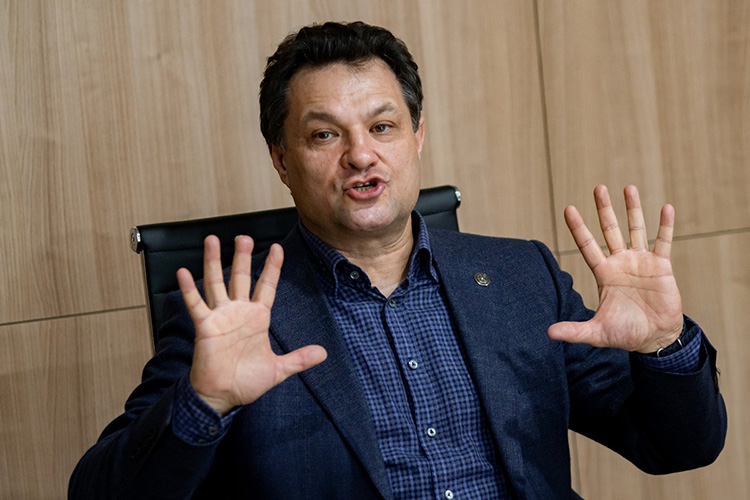 «Это решение далось непросто, ведь подготовка уже шла полным ходом, но, как и в подобных ситуациях ранее, наш главный приоритет — безопасность и благополучие жителей и гостей города», — объяснил глава Елабужского района Рустем Нуриев