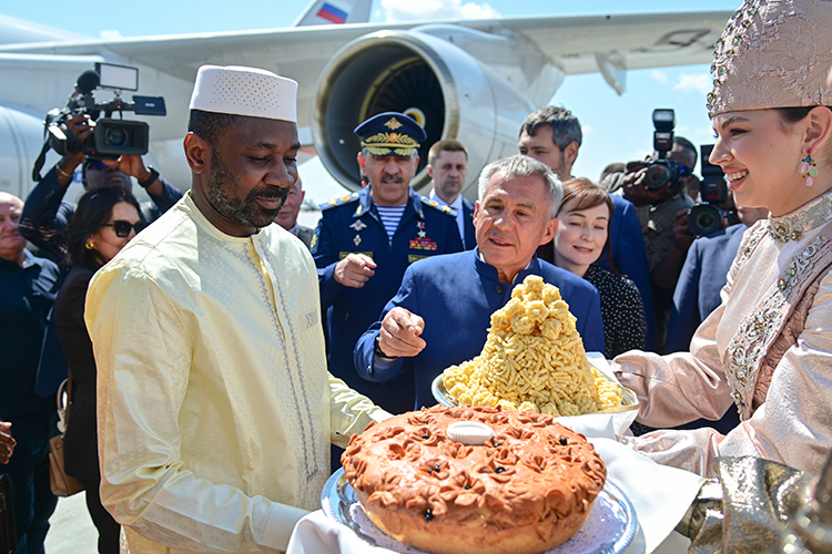Сегодня раис РТ Рустам Минниханов принимает у себя президента переходного периода Республики Мали Ассими Гойту