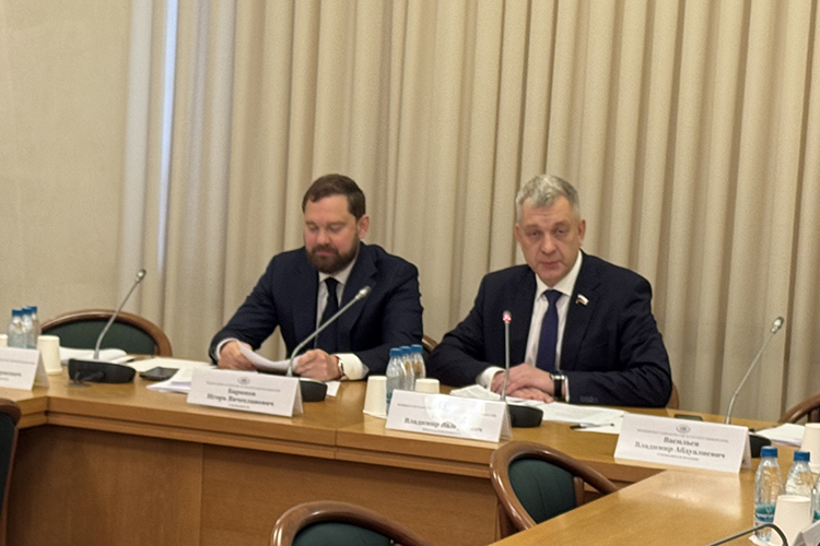 Игорь Баринов (слева): «Мы будем руководствоваться твердой позицией нашего президента, жестко отвечать на вызовы, провоцирующие межэтнические, межрелигиозные конфликты, беречь и укреплять сплоченность общества»