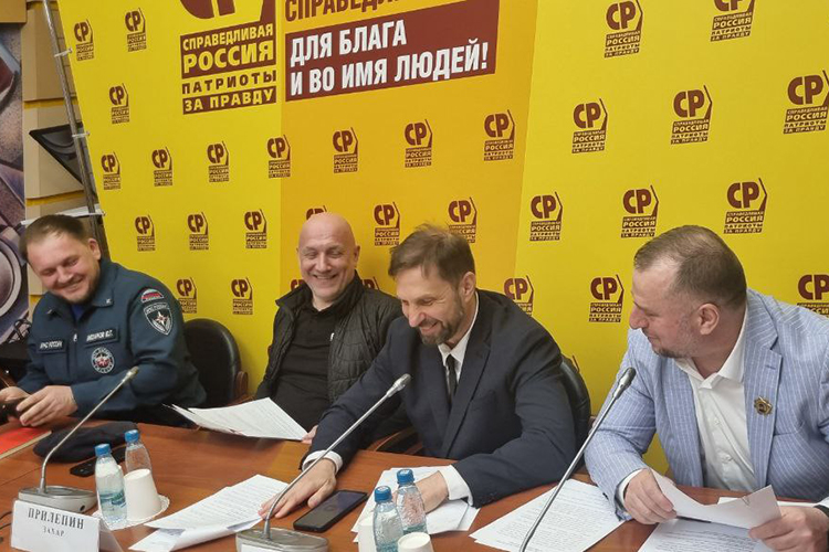 Круглый стол, по сути, был призван дать ответ на вопрос Захару Прилепину от Владимира Путина о том, какие проблемы есть у бойцов