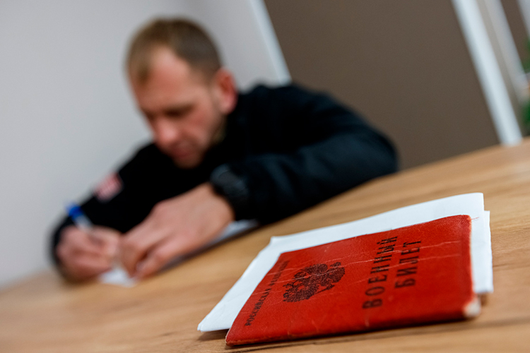 В минтруде РТ отметили, что участники СВО, которые заключают контракт и отправляются служить в именных батальонах (это «Алга, «Тимер» и «Батыр»), получают единовременную выплату в 305 тыс. рублей