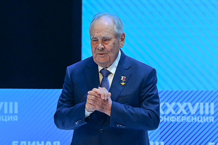 Лично поддержать Минниханова приехал госсоветник РТ и один из создателей партии Минтимер Шаймиев